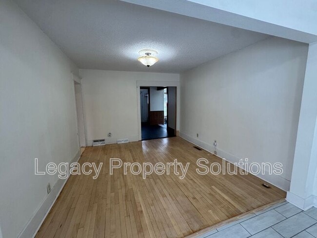 Building Photo - 609 N 13th St