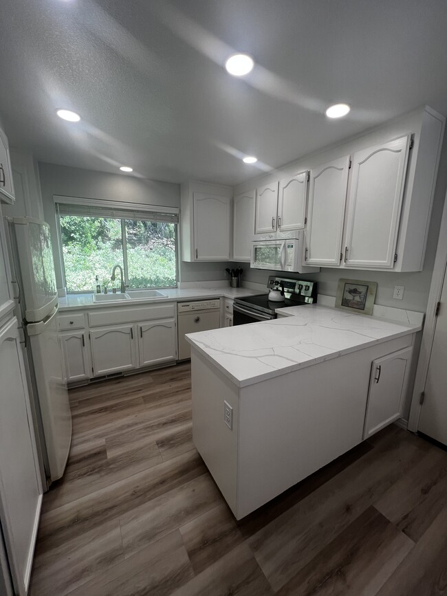 Foto del edificio - 1367 Shell Ln
