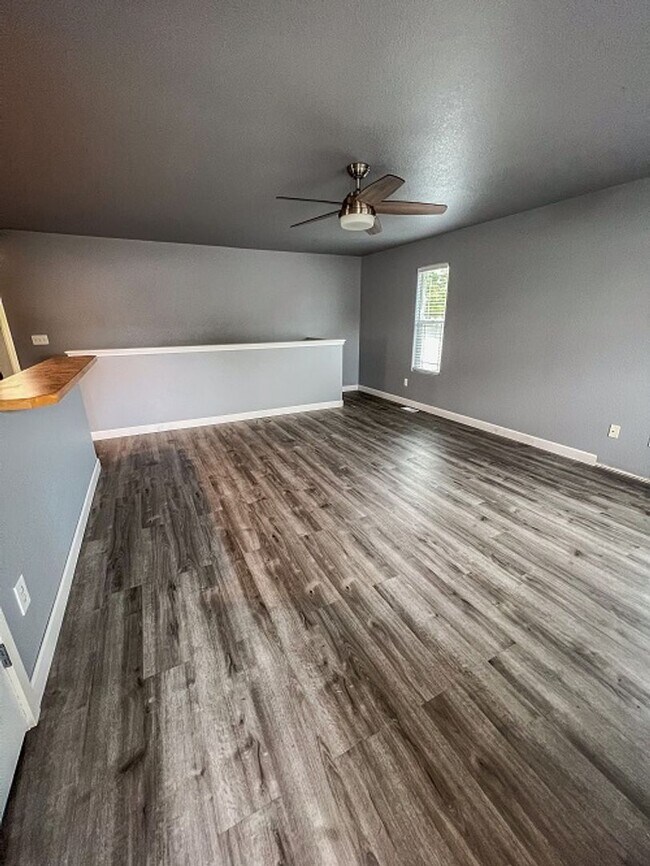 Foto del edificio - Spacious 3-Bedroom Home with Fenced Yard in Wellington – Available August 4th