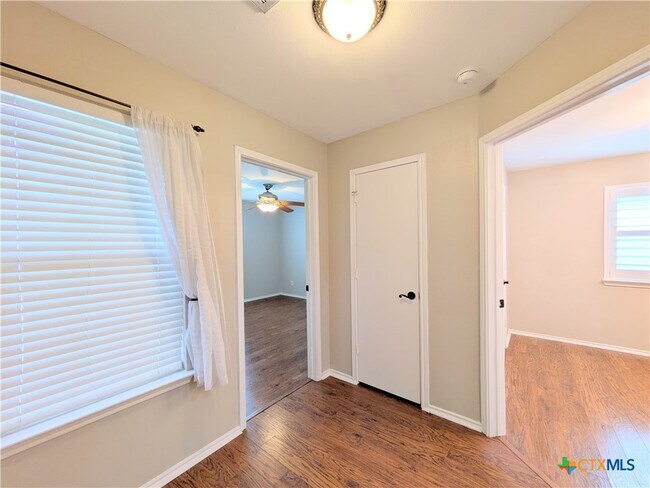 Building Photo - 1623 Sunnycrest Cir