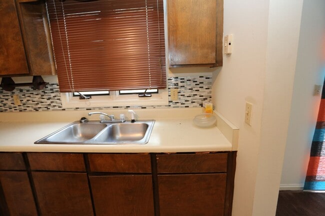 Building Photo - 706 Hillwood Dr
