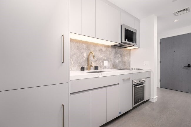 Building Photo - 47 Lagrange St