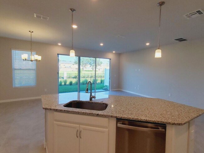 Building Photo - 3 Bedroom, 2.5 Bath Town Home in Lake Mead...