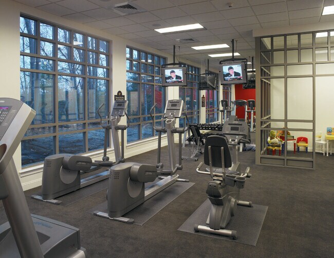 Gimnasio totalmente equipado con zona de juegos para niños pequeños. - The Preserve at Walpole