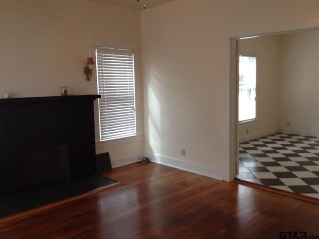 Building Photo - 632 Nacogdoches St