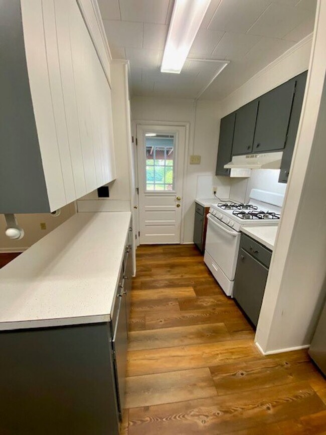 Building Photo - 3 Bedroom Home on Large Lot!