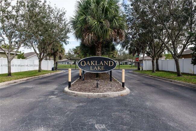 Foto del edificio - 5348 Oakland Lake Cir
