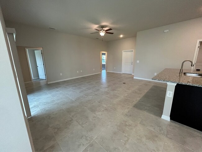 Building Photo - * Available now! * 4 Bed 2.5  Bath * Gator Circle Area!