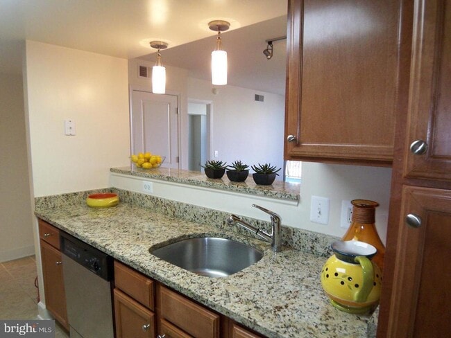 Foto del edificio - 11800 Sunset Hills Rd