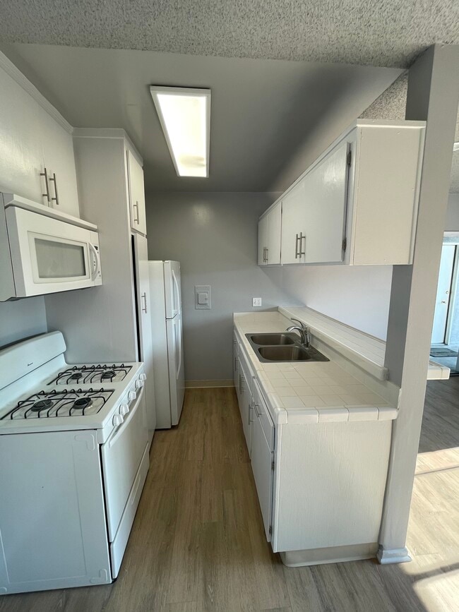 Kitchen - 12309 Burbank Blvd