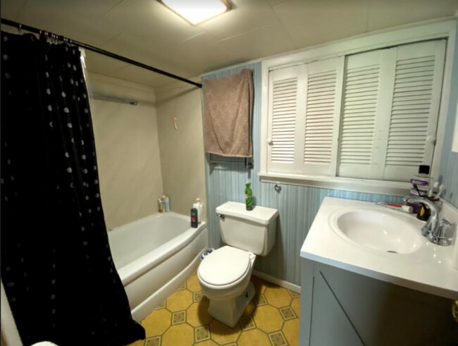 Building Photo - "The CABIN," 3 bed, 1 bath home with huge ...