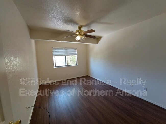 Foto del edificio - 3042 N Joy Ln