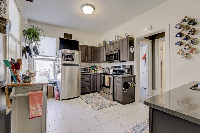 Kitchen - 1518 E Irving Pl