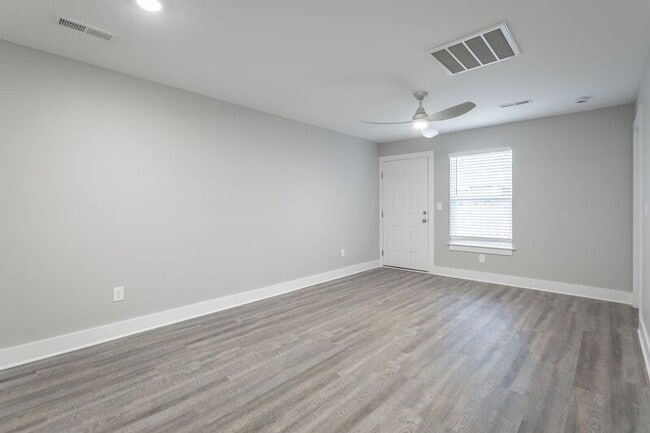 Building Photo - 5 Meadowbrook Dr W
