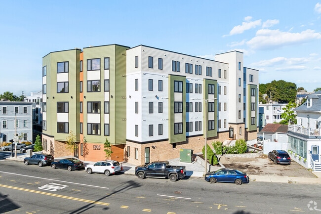 Building Photo - 1305 HYDE PARK