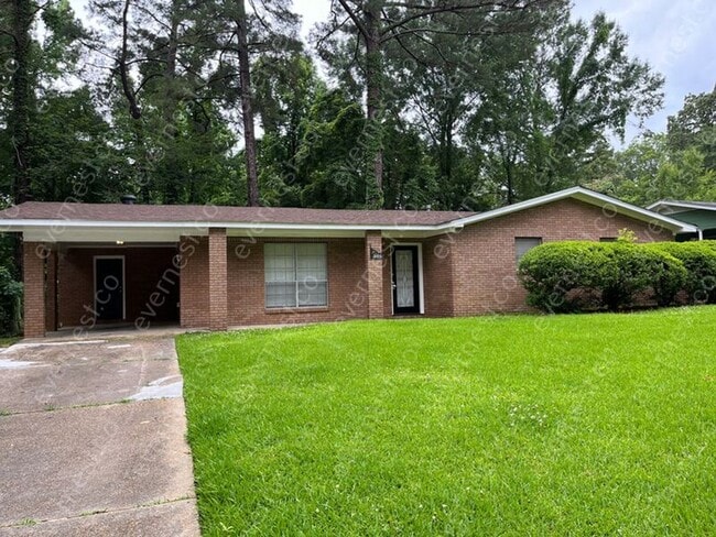 Building Photo - 921 Pine Lake Dr
