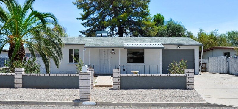 Primary Photo - 5044 E Adams St