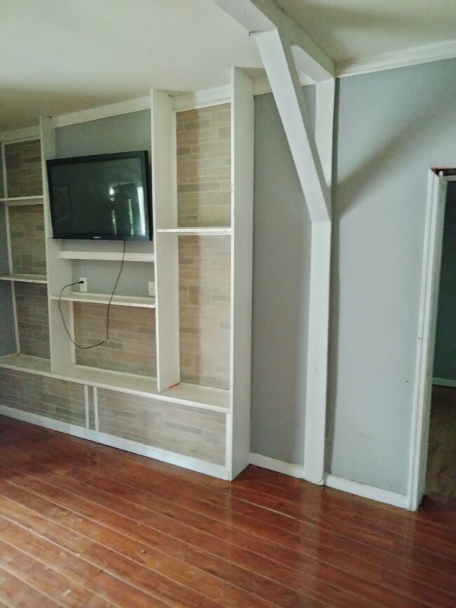 Building Photo - 2720 Spring Dr