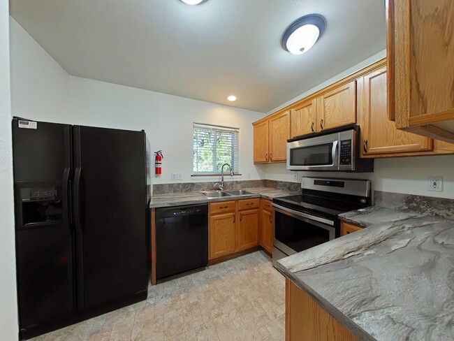 Building Photo - 3 Bedroom Townhouse ~ North Corvallis ~ Pe...