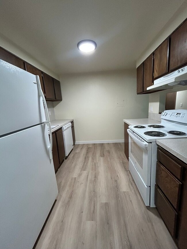 Building Photo - (946) 2780-C - Beautiful Updated 2-bedroom/1-bath