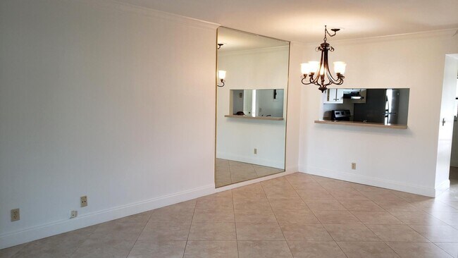 Foto del edificio - 6748 Palmetto Cir S