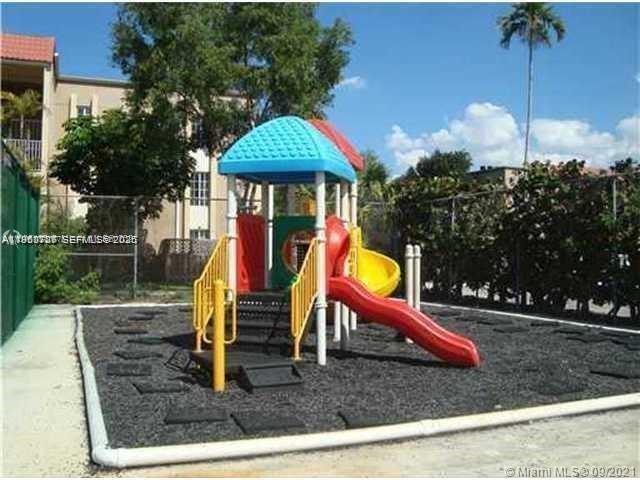 Foto del edificio - 8290 Lake Dr