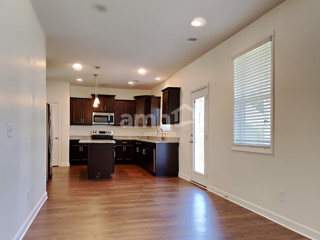 Building Photo - 532 Lateleaf Dr