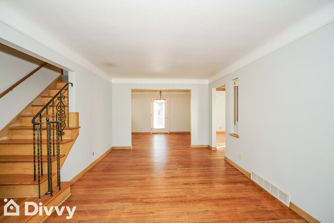 Building Photo - 6319 Chestnut Hills Dr