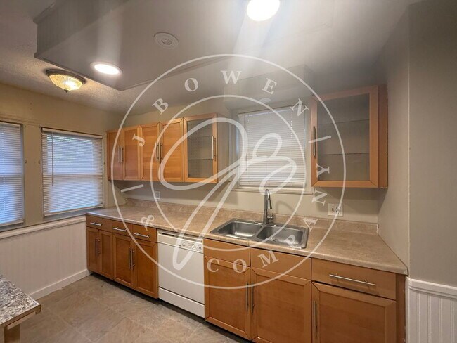 Foto del edificio - 3-Bedroom 1 1/2 Bathroom home in West Toledo with Hardwood Floors!