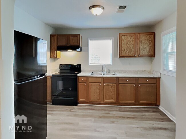 Foto del edificio - 713 Woodward Rd