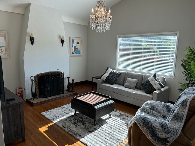 Foto del edificio - Bright & Spacious 3BR/2BA Home Overlooking Avalon Park – Furnished or Unfurnished- For Rent