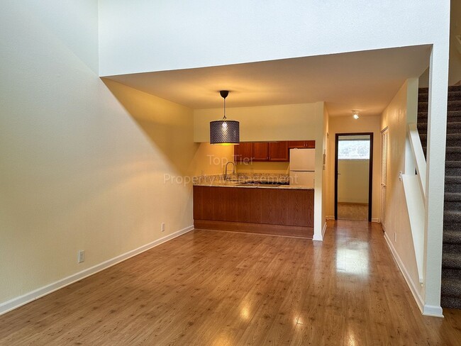 Building Photo - Beautiful 2 bedroom 2 bathroom top unit co...