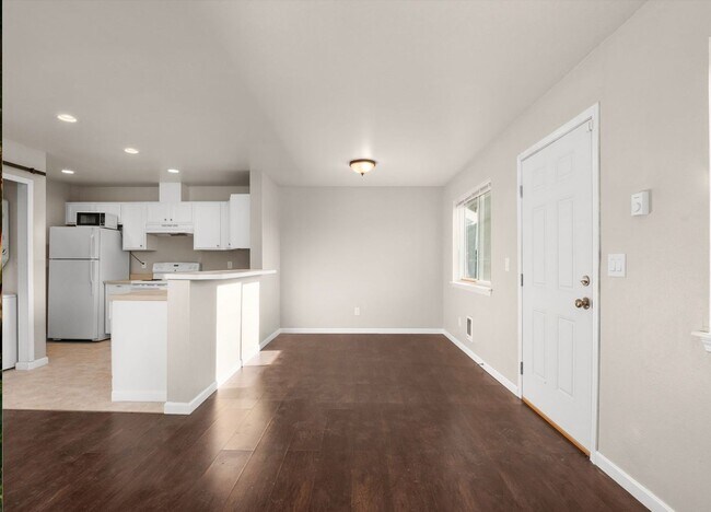 Foto del edificio - Spacious 2-Bedroom Duplex Near Tacoma Mall...