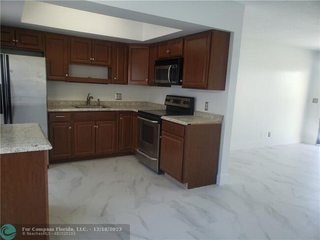 Building Photo - 329 SE 12th Ave