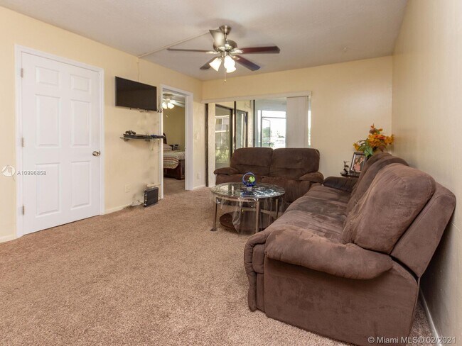 Foto del edificio - 3252 Foxcroft Rd