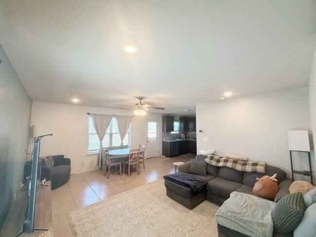 Foto del edificio - Charming 3 BD/2.5 Located Near Randolph AFB! Move in May 2026!