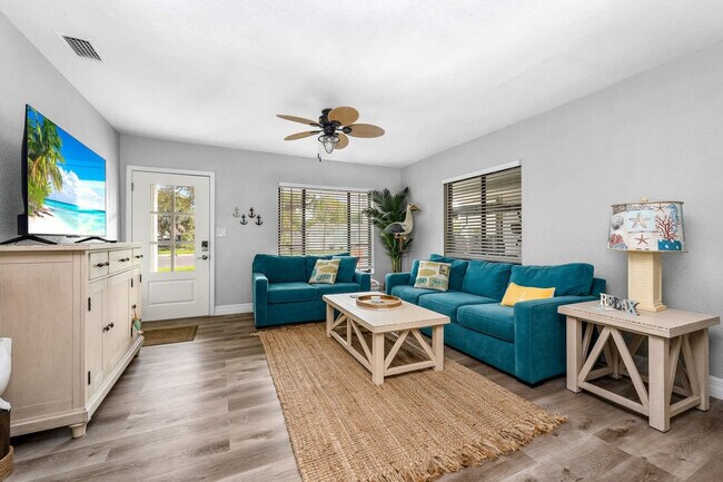 Building Photo - 6660 Date Palm Ave S