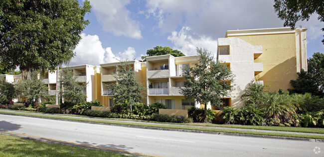 Building Photo - The Beach Club at Fontainebleau Park