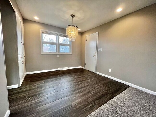 Building Photo - Updated 3 bedroom, 2 bathroom ranch style ...