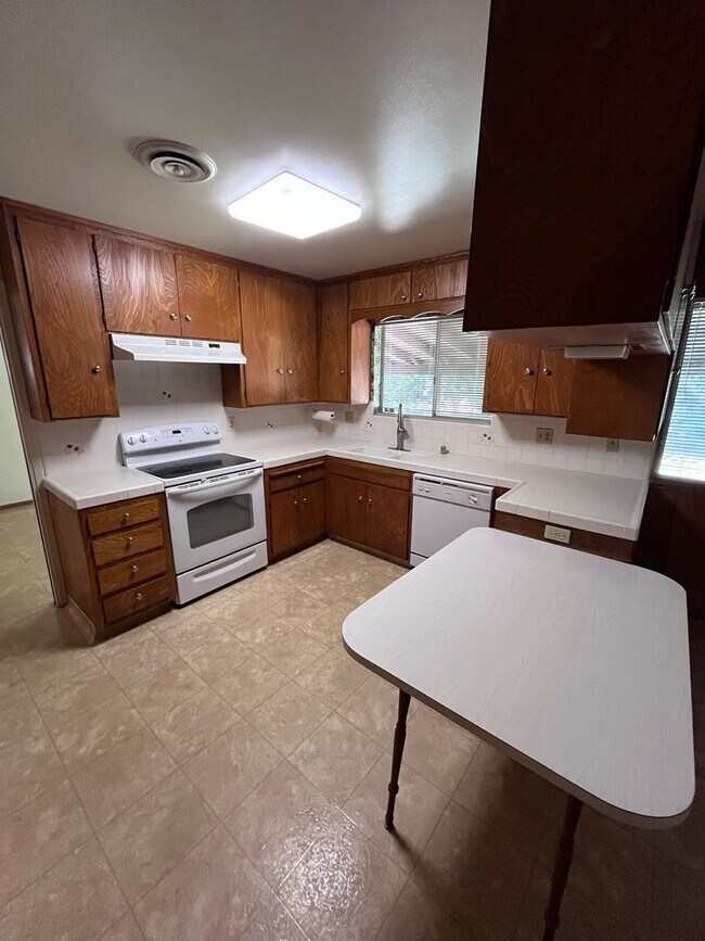 Building Photo - NICE RANCH STYLE HOME IN SACRAMENTO!!