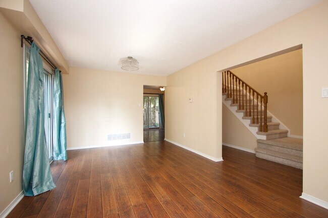 Photo du bâtiment - IMMACULATE 3-BDRM BOWMANVILLE TOWNHOUSE FO...