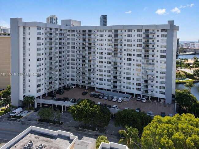 Foto del edificio - 137 Golden Isles Dr