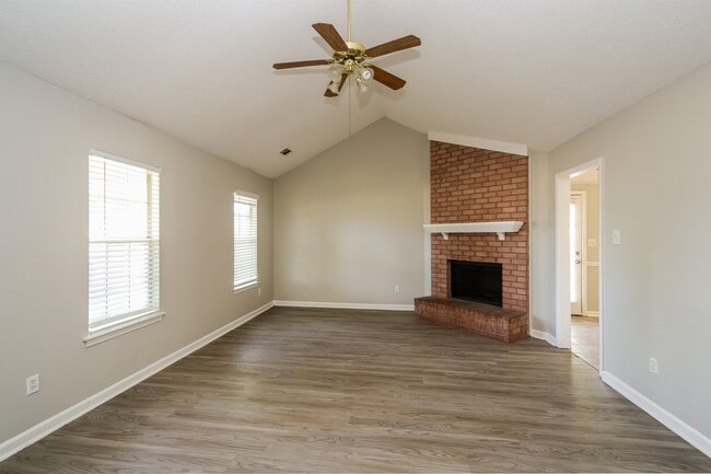 Foto del edificio - 6651 Elmore Woods Cove