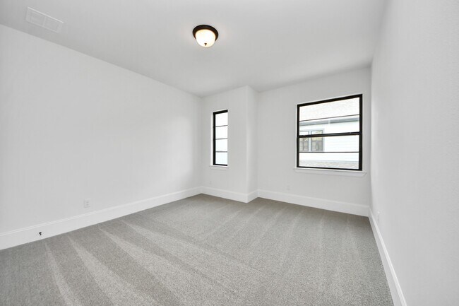 Building Photo - 12010 Royal Oaks Banner Wy