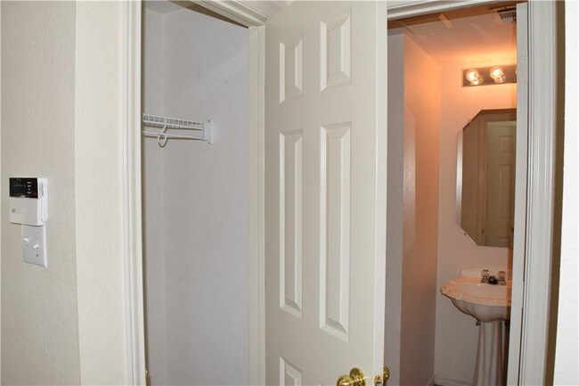 Foto del edificio - 15400 Sarah's Creek Dr