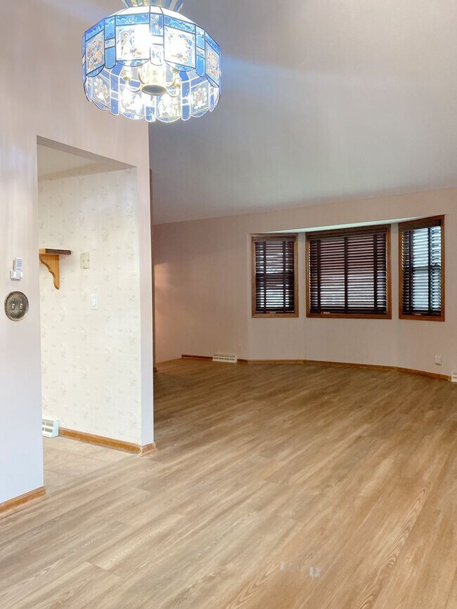 Foto del edificio - 3BD, 2BTH Bellevue Charmer Ready for YOU, $2,300!!