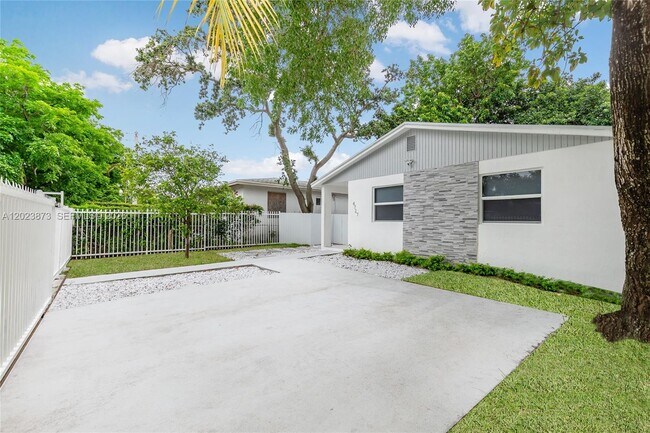 Building Photo - 4727 NW 5th Ave