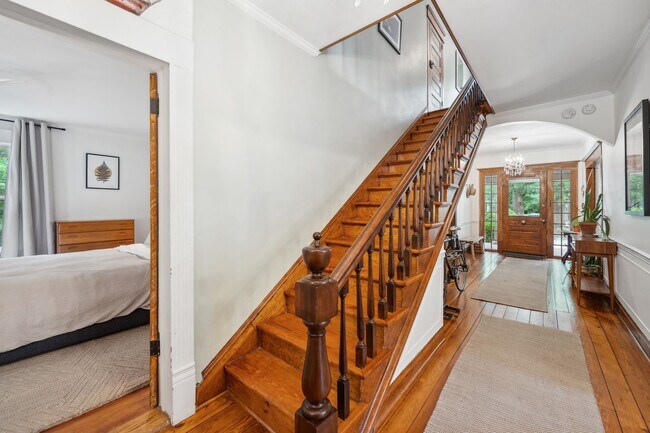 Building Photo - Furnished Charming 3 Bedroom Home Availabl...