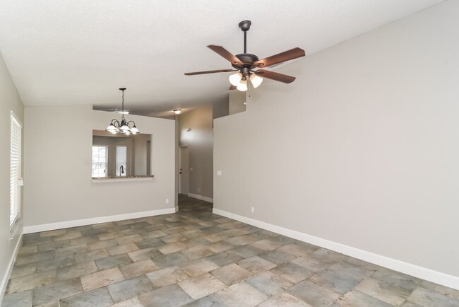 Building Photo - 2025 Donegan Pl