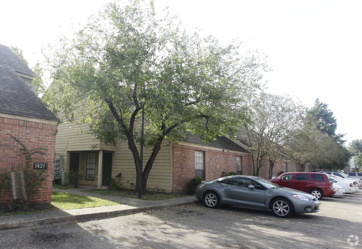 Waterside Condominiums 1425 Lake Calais Ct Baton Rouge, LA